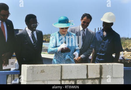 Königin Elizabeth II. zum Queen's College an der steinernen Grundsteinlegung für neues Gebäude der Schule zu amtieren. Barbados, Karibik. 1989 Stockfoto