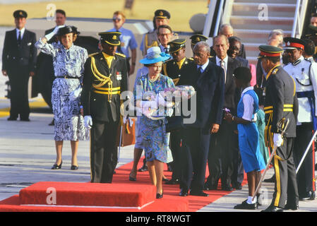 Königin Elizabeth II. auf dem roten Teppich nach der Ankunft in Barbados für eine königliche Tour 8. bis 11. März 1989 Stockfoto