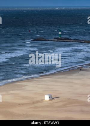 Machen Sie einen Spaziergang am Strand Blick von oben Rostock Warnemünde Stockfoto