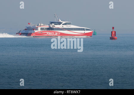 RED FUNNEL GROUP, High-Speed Katamaran (SeaCat), Rot Jet 7, hinterlässt eine Bank von Meer Nebel wie Sie verlässt den Hafen von Southampton, Hampshire, Großbritannien. Stockfoto