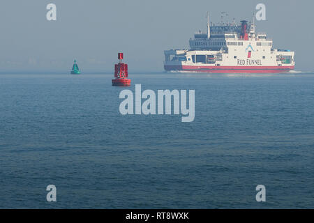 Die Red Funnel Fähren, Autofähre (Fahrzeuge Fähre), RED OSPREY, hinterlässt eine Bank von Meer Nebel, wie Sie Ansätze der Southampton Hafen tiefe Wasser Kanal. Stockfoto