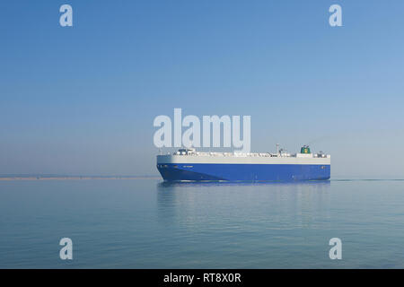 Die Fahrzeuge Träger (Autotransporter Schiff), RCC LEIDENSCHAFT, Ansätze der Hafen von Southampton, Hampshire, Großbritannien. Stockfoto