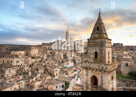 Matera, Basilikata, Italien, Landschaft bei Sonnenuntergang der Altstadt (Sassi di Matera), der Europäischen Kulturhauptstadt 2019. Kirche San Pietro Barisano Sonnenuntergang Stockfoto