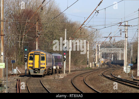 Klasse 158 Express sprinter diesel multiple Unit verlassen Lancaster station Auf der WCML und nähert sich Carlisle Bridge am 25. Februar 2019. Stockfoto