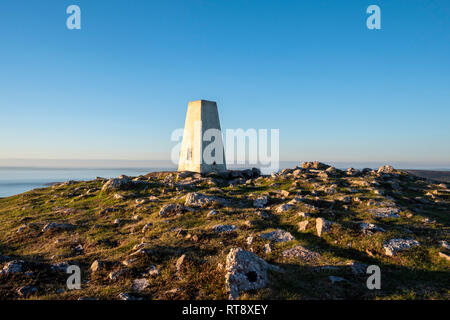 Trig Point in Rhossili Downs oben Rhossili Bay Gower Swansea Wales Stockfoto