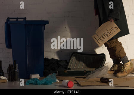 Teilweise mit Blick auf die Obdachlosen holding Stück Pappe mit 'Obdachlose' handschriftlichen Text Stockfoto