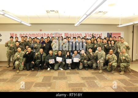 Lager Humphreys, Republik Korea - Führungskräfte und Mitarbeiter aus 3. gepanzerte Brigade Combat Team, 1. Panzerdivision und 2 Infanterie Division/ROK-US kombinierte Abteilung posieren für ein Foto mit dem 13 ROK Armee, Bulldogge Brigade, die Offiziere und Unteroffiziere, die von National Training Center entscheidende Maßnahmen Rotation 19-03 zurück, statt, 31.01.4-27, in Fort Irwin, Kalifornien. Stockfoto