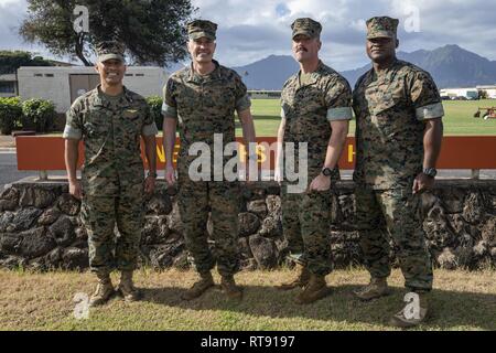 (Von links nach rechts) US Marine Corps Oberst Raul Lianez, kommandierender Offizier, Marine Corps Base Hawaii (MCBH), Generalmajor Vincent Coglianese, Kommandant der Marine Corps Installationen Befehl (MCICOM), Oberstleutnant Nathan A. Baker, kommandierender Offizier, Marine Corps Air Station (WAB) Kaneohe Bay, Sgt. Maj Charles R. Williams, Sergeant Major für MCICOM, für ein Gruppenfoto während einer Tour von MCBH, Jan. 28, 2019 darstellen. . Gen. Coglianese besucht Marine Corps Air Station Kaneohe Bay und CLB-3, Konferenz der US-Marines stationiert am MCBH. Stockfoto