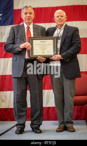 Pensionierte Maj. Edward F. Wright (links) und pensionierte Generalmajor John bewundern (rechts) posieren für ein Foto bei Portland, Erz, Feb 1, 2019. Wright wurde die Medaille für seine Aktionen am 12.08.21, 1967, vergeben, wenn er eine Eingreiftruppe gegen die Nordvietnamesen Kräfte, hatten eine Armee Konvoi in einen Hinterhalt geraten und nach unten Relief kraft seines Unternehmens Commander festgesteckt geführt. Während der intensiven feindlichem Feuer, Wrights taktischen Fähigkeiten und Platzierung von Feuer ausgesetzt, seine Kraft zu stetig voraus und Rettung der belagerten Soldaten und Marines aktiviert. Wright war ein Leutnant mit Lima Company, 3.BATAILLON, 3. Marine dienen Stockfoto