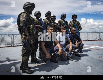 PEMBA, Mosambik (Feb. 4, 2019) die Mitglieder des tansanischen Volk Defence Force, stehend, für ein Foto mit den Mitgliedern der Mauritius Küstenwache nach einem Besuch, Board, Durchsuchung und Beschlagnahme bohren an Bord der Mauritius Kora-Klasse Corvette CGS Barracuda (CG31) während der Teilnahme an Übung Cutlass Express 2019 in Pemba, Mosambik, Feb 4, 2019 darstellen. Cutlass Express wurde entwickelt, um die regionale Zusammenarbeit, den maritimen Bereich Sensibilisierung und den Austausch von Informationen zu Funktionen zwischen den USA zu erhöhen, Ost afrikanischen und westlichen Indischen Ozean Nationen zur Bekämpfung des illegalen maritime Aktivitäten. Stockfoto