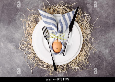 Schöne Ostern Tisch mit Ei in Serviette Osterhase. Ansicht von oben. Stockfoto