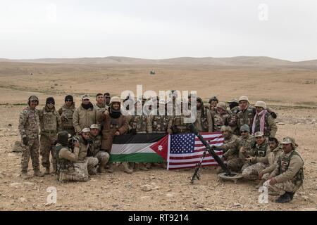 Soldaten des 5. den Jordan Bundeswehr Bundesgrenzschutz Kraft für ein Foto mit US-Soldaten der 1. Staffel der Oregon National Guard darstellen, 18 Cavalry Regiment folgenden Höhepunkt live-fire Übung den Jordan operationelles Engagement Program am Februar 6, 2019 an einem Training Anblick außerhalb von Amman, Jordanien. Durch die permanente, gemeinsame Fortbildung, die aus dem Programm, Jordanien und den Vereinigten Staaten eine starke und dauerhafte Partnerschaft gemeinsame Ziele zu unterstützen und die gemeinsame Sicherheit Herausforderungen verfestigt haben. Stockfoto