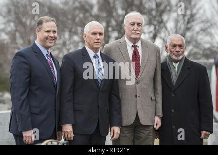 (Von links) NASA-Administrator Jim Bridenstine; Vice President Mike Pence; ehemalige NASA-Administrator Sean O'Keefe; und ehemalige NASA-Administrator Charles Bolden; für ein Foto in Abschnitt 3 der Arlington National Cemetery, Arlington, Virginia, Feb 7, 2019 darstellen. Alle waren anwesend der NASA Tag des Gedenkens an die ANC. Diese jährliche Veranstaltung würdigt", um die Besatzung von Apollo 1 und Space Shuttles Challenger und Columbia, sowie anderen NASA-Kollegen, die ihr Leben verloren, während zugleich die Ursache für die Erforschung und Entdeckung", so die NASA. Stockfoto