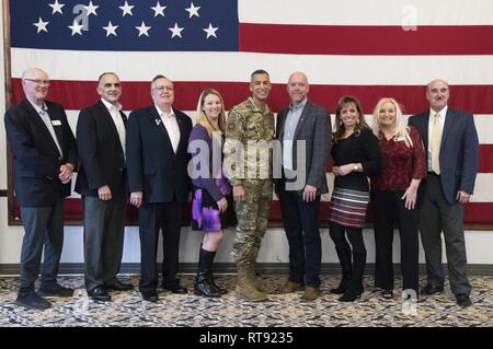 Us Air Force Chief Master Sgt. Terrence Greene, Befehl Chef des Air Mobility Command, Scott Air Force Base, Illinois, und AMC bürgerliche Führer posieren für ein Foto Feb 7, 2019, an den Landungen Verein auf Dover Air Force Base, Del Greene die bürgerliche Führer auf die weitere Beteiligung und Unterstützung von der Basis, Personal und Familie Mitglieder dankte. Stockfoto