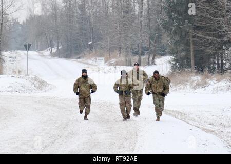 Soldaten der 382. Öffentlichen Angelegenheiten Abteilung zugeordnet sind, führen Sie die 12-Meilen-Zone ruck März am Lager Aachen Ausbildung Bereich in Grafenwöhr, Deutschland, Jan. 25, 2018. Die 382 PAD abgeschlossen Die ruck-Marke Keith L. Ware Communications Awards Wettbewerb zu qualifizieren, während in den 1 Armored Brigade Combat Team angeschlossen, 1.Kavallerie Division während der Atlantischen Rotation in Europa lösen. Stockfoto