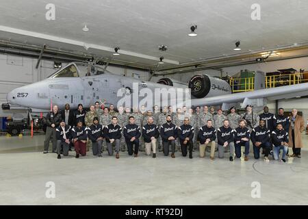 SELFRIDGE AIR NATIONAL GUARD BASE - Mitglieder der Detroit Tiger Baseball Team Besuch mit Citizen-Airmen ab 127 Flügel der Michigan Air National Guard bei Selfridge Air National Guard Base, Mich., Jan. 25, 2019. Die Tiger waren, ihre jährlichen Winter Schwingen um die Detroit Region und bezahlt einen Anruf auf militärisches Personal bei Selfridge. Die Tiger Personal wurden die Minister über einige der Einsatzmöglichkeiten der Mitarbeiter bei Selfridge, darunter ein Spaziergang rund um Einer A-10 Thunderbolt II Flugzeuge an der Basis. Stockfoto