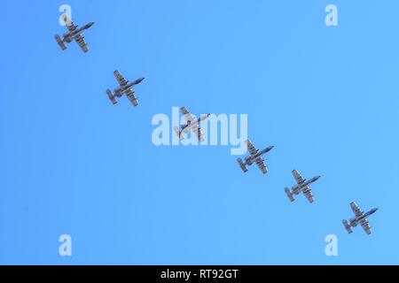 Flieger und Flugzeuge aus der 75th Fighter Squadron bei Moody Air Force Base, Ga, Rückkehr von der Unterstützung von Betrieb, die die Freiheit des Sentinel, Jan. 25, 2019. Die C A-10 Thunderbolt II, die eine erhöhte Herumzulungern Zeit Waffen und Fähigkeiten, bereitgestellt von Südwesten Asien zur Unterstützung der Bodentruppen. Stockfoto