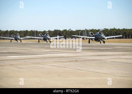 Flieger und Flugzeuge aus der 75th Fighter Squadron bei Moody Air Force Base, Ga, Rückkehr von der Unterstützung von Betrieb, die die Freiheit des Sentinel, Jan. 25, 2019. Die C A-10 Thunderbolt II, die eine erhöhte Herumzulungern Zeit Waffen und Fähigkeiten, bereitgestellt von Südwesten Asien zur Unterstützung der Bodentruppen. Stockfoto