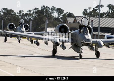 Flieger und Flugzeuge aus der 75th Fighter Squadron bei Moody Air Force Base, Ga, Rückkehr von der Unterstützung von Betrieb, die die Freiheit des Sentinel, Jan. 25, 2019. Die C A-10 Thunderbolt II, die eine erhöhte Herumzulungern Zeit Waffen und Fähigkeiten, bereitgestellt von Südwesten Asien zur Unterstützung der Bodentruppen. Stockfoto