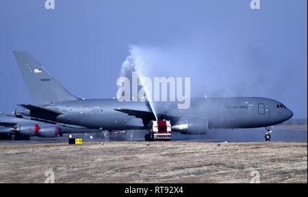 Löschfahrzeuge vom 22. Bauingenieur Squadron Feuerwehr grüßen die ersten KC-46A Pegasus zu McConnell Jan. 25, 2019 geliefert, auf McConnell Air Force Base, Kansas. Das Wasser Salute ist steht für Ehre und Respekt bei besonderen feierlichen Veranstaltungen. Stockfoto