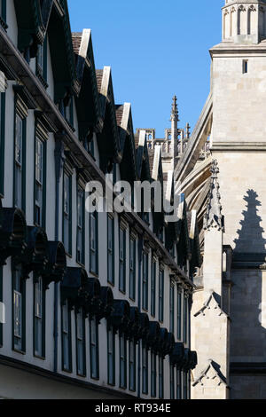 Giebel der Gebäude von Orange Grove, Bath, England Stockfoto