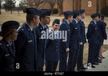 (Mitte) 2. Lt Morgan Fagnant, einem Piloten die 71 Kursteilnehmer Geschwader zugewiesen, steht neben ihrem Kommilitonen Piloten der Klasse 19-04 Jan. 25, außerhalb der base Theater auf Vance Air Force Base, Oklahoma. Es ist Tradition, dass die Absolventinnen und Absolventen in zwei Linien außerhalb des Theaters zu stehen, bevor die Zeremonie beginnt. Stockfoto