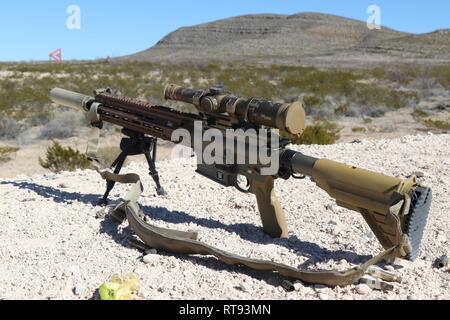 MCGREGOR Ausbildung komplexer, Fort Bliss, Texas - Soldaten zu 4-17 Infanterie Bataillon zugeordnet, 1 Stryker Brigade Combat Team, 1st Armored Division, sind eine Einheit ausgewählt, die von der US Army Forces Command (FORSCOM), bei der Prüfung der Gruppe Designated Marksman Rifle (SDM-R), 31.01.25. Die SDM-R teilzunehmen, riffle produziert von Heckler & Koch entworfen ist, schützen im Erdgeschoss eine erhöhte Reichweite während des Kampfes zu geben und dennoch die Nähe Fähigkeiten. Die maximale effektive Distanz hat noch nicht vollständig verifiziert, aber Soldaten sind in der Lage, Ziele zu engagieren, positiv zu einem Dista Stockfoto