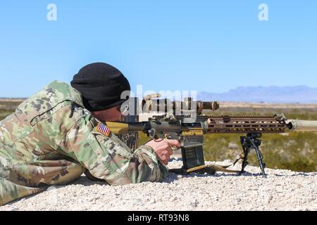 MCGREGOR Ausbildung komplexer, Fort Bliss, Texas - eine Infanterie Soldat zusammen mit 15 weiteren Soldaten zu Alpha Company, 4-17 Infanterie Bataillon, 1 Stryker Brigade Combat Team, 1st Armored Division, Brände runden die Palette mit der neu entwickelten Squad Designated Marksman Rifle (SDM-R), 31.01.25. Feedback von den Infanteristen unterstützen Programm Executive Office Soldat (PEO Soldat), eine Armee zu Feld und Ausrüstung für Soldaten entwickeln Durch die Koordinierung und die Zusammenarbeit mit Army Combat Arms Einheiten, Daten zu sammeln und die Korrekturen an den SDM-R, Weapon System verwendet und Stockfoto