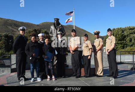 SAN FRANCISCO, Kalifornien (Jan. 25, 2019) Operations Specialist 2. Klasse Grisel Ramirez, von Tampa, Florida, ein Personalvermittler zu Marine-einziehende Bezirk San Francisco zugeordnet Reenlisted für sechs weitere Jahre an der Lone Sailor statue am nördlichen Ende der Golden Gate Bridge. Stockfoto