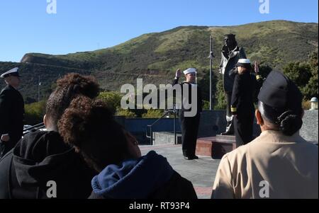 SAN FRANCISCO, Kalifornien (Jan. 25, 2019) Operations Specialist 2. Klasse Grisel Ramirez, von Tampa, Florida, ein Personalvermittler zu Marine-einziehende Bezirk San Francisco zugeordnet Reenlisted für sechs weitere Jahre an der Lone Sailor statue am nördlichen Ende der Golden Gate Bridge. Stockfoto