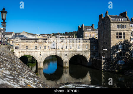 Ein Blick auf die Pulteney Bridge über den Fluss Avon in der Badewanne, von Robert Adam im palladianischen Stil Stockfoto