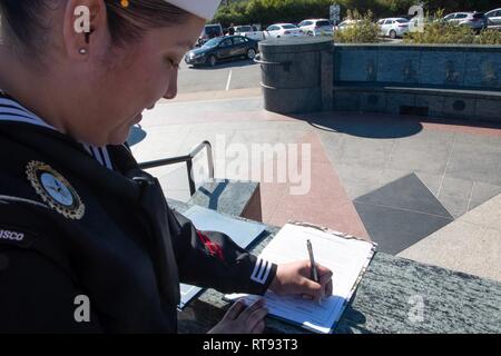 SAN FRANCISCO, Kalifornien (Jan. 25, 2019) Operations Specialist 2. Klasse Grisel Ramirez, von Tampa, Florida, ein Personalvermittler zu Marine-einziehende Bezirk San Francisco zugeordnet Reenlisted für sechs weitere Jahre an der Lone Sailor statue am nördlichen Ende der Golden Gate Bridge. Stockfoto