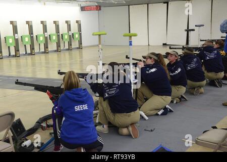 Fort Benning, GA-Mitglieder der Freiwilligen High School Navy Junior Reserve Officer Training Corps (Downrange NJROTC) Ziel während der sporter Relais am 2019 U.S. Army Jr. Gewehr nationale Meisterschaften von Jan. 24-26 an der US-Armee Treffsicherheit der Einheit (USAMU) Pool internationale Bereiche statt. Das Team von Church Hill, Tennessee würde die Sporter klasse Team Titel an das Match gewinnen. Diese US-Armee - Sponsoren Jugend Treffsicherheit Meisterschaft fördert die Entwicklung von Rifle marksmanship Fähigkeiten unter amerikanischen Jugendlichen und erkennt diejenigen, die auf diese Herausforderung reagieren. Die USAMU unterstützt unsere nat Stockfoto