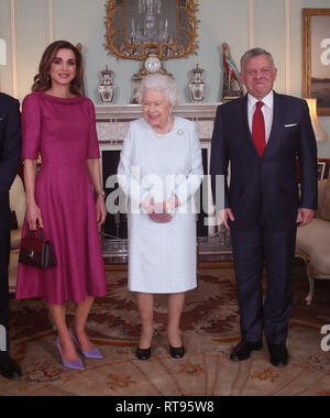 Königin Elizabeth II. und Königin Rania von Jordanien und König Abdullah II. von Jordanien, während einer Privataudienz am Buckingham Palace, London. Stockfoto