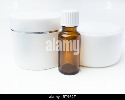 Realistische ätherisches Öl braune Flasche und weiße Gläser Mock up Flasche. Kosmetische Durchstechflasche, Flasche, Flakon. Medizinische Bank. Kosmetische Dropper-Flasche mit Aufkleber. Stockfoto