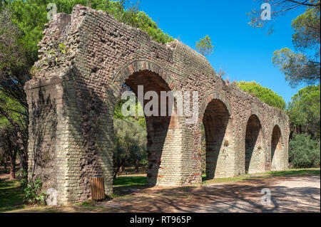 Römisches Aquädukt im Park Aurelien, Frejus, Var, Provence-Alpes-Cote d'Azur, Frankreich, Europa Stockfoto