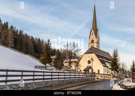 Katholische Kirche in Alpine verschneite Panorama Stockfoto