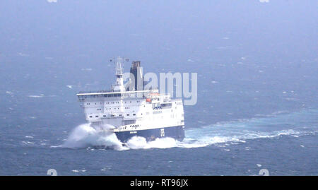 Mit der DFDS Seaways Calais Abstürze durch Wellen, wie sie in der Dover ankommt, da das Wetter im Kanal verschlechtert sich nach zwei Tagen Rekordtemperaturen. Stockfoto