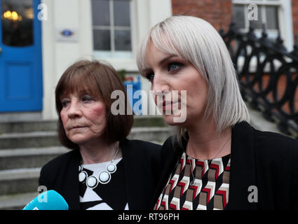 Clodagh Hawe Mutter Marias Coll (links) und ihre Schwester Jacqueline Connelly verlassen das Justizministerium in Dublin nach einem Treffen mit Justizministerin Charlie Flanagan. Stockfoto