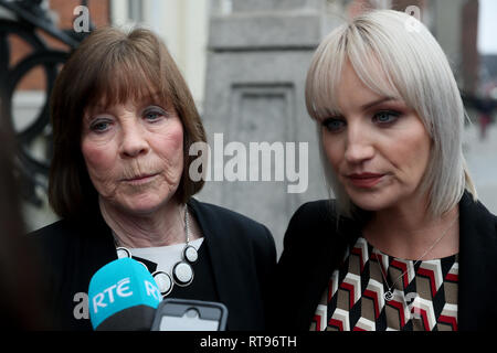 Clodagh Hawe Mutter Marias Coll (links) und ihre Schwester Jacqueline Connelly verlassen das Justizministerium in Dublin nach einem Treffen mit Justizministerin Charlie Flanagan. Stockfoto