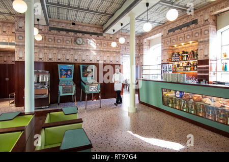 Retro - Interieur und Formica pastellfarbenen Möbeln an der Bar Luce, Wes Anderson inspirierte Bar und Cafe in der Fondazione Prada in Mailand, Italien Stockfoto