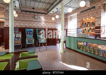 Retro - Interieur und Formica pastellfarbenen Möbeln an der Bar Luce, Wes Anderson inspirierte Bar und Cafe in der Fondazione Prada in Mailand, Italien Stockfoto