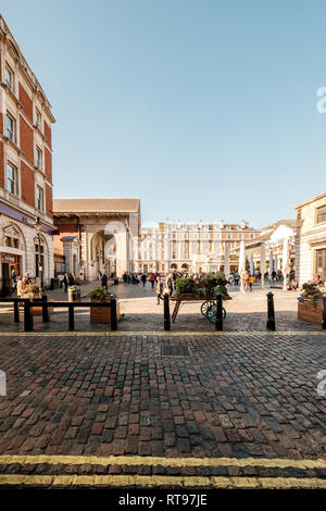 LONDON, UK, 25. Februar 2019: Covent Garden mit dem hl. Paulus die Kirche und Henrietta Street Stockfoto