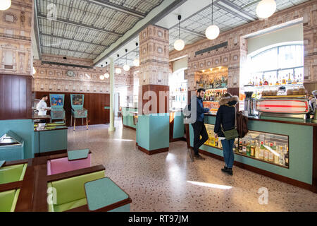 Retro - Interieur und Formica pastellfarbenen Möbeln an der Bar Luce, Wes Anderson inspirierte Bar und Cafe in der Fondazione Prada in Mailand, Italien Stockfoto