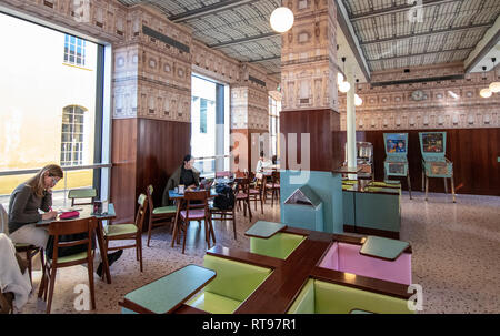 Retro - Interieur und Formica pastellfarbenen Möbeln an der Bar Luce, Wes Anderson inspirierte Bar und Cafe in der Fondazione Prada in Mailand, Italien Stockfoto