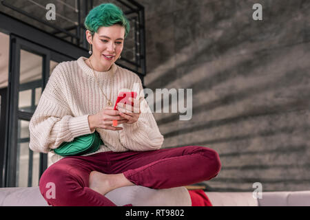 Geschäftsfrau legere Kleidung und soziale Medien Stockfoto