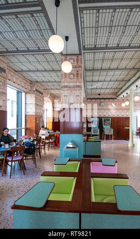 Retro - Interieur und Formica pastellfarbenen Möbeln an der Bar Luce, Wes Anderson inspirierte Bar und Cafe in der Fondazione Prada in Mailand, Italien Stockfoto