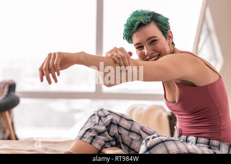 Frau Pyjama Hose und Unterhemd Gefühl erregt Stockfoto