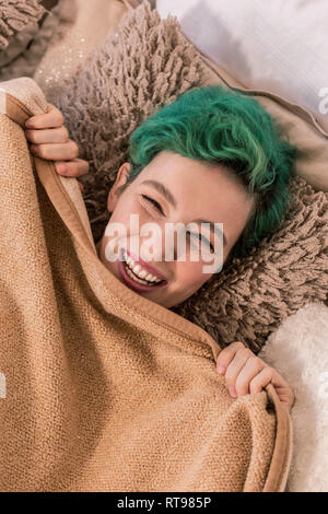 Grün - behaarte Frau Gefühl fröhlich und glücklich nach dem Aufwachen Stockfoto