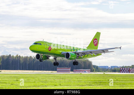 Das Flugzeug landet. Airbus A 319. Flughafen Pulkovo. Offizielle Sommer spotting am Flughafen Pulkowo am 15. August 2018. Russland, St. Petersburg Pulkovo Stockfoto